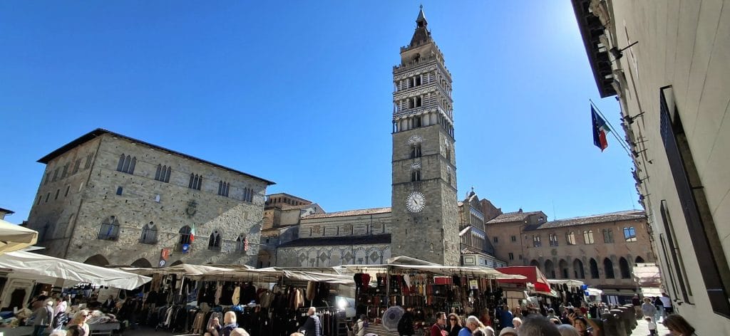 PISTOIA - La place de la cathédrale et le campanile