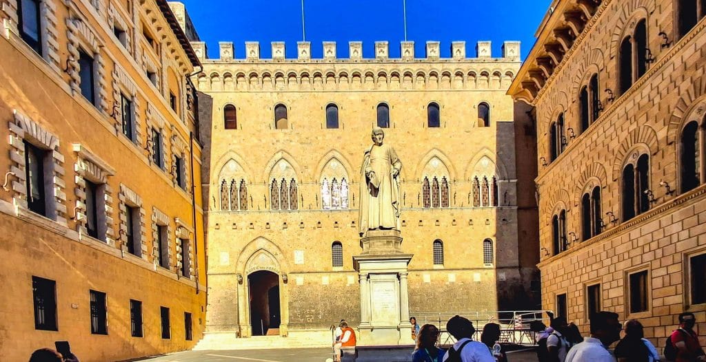 Sienne, la place Salimbeni