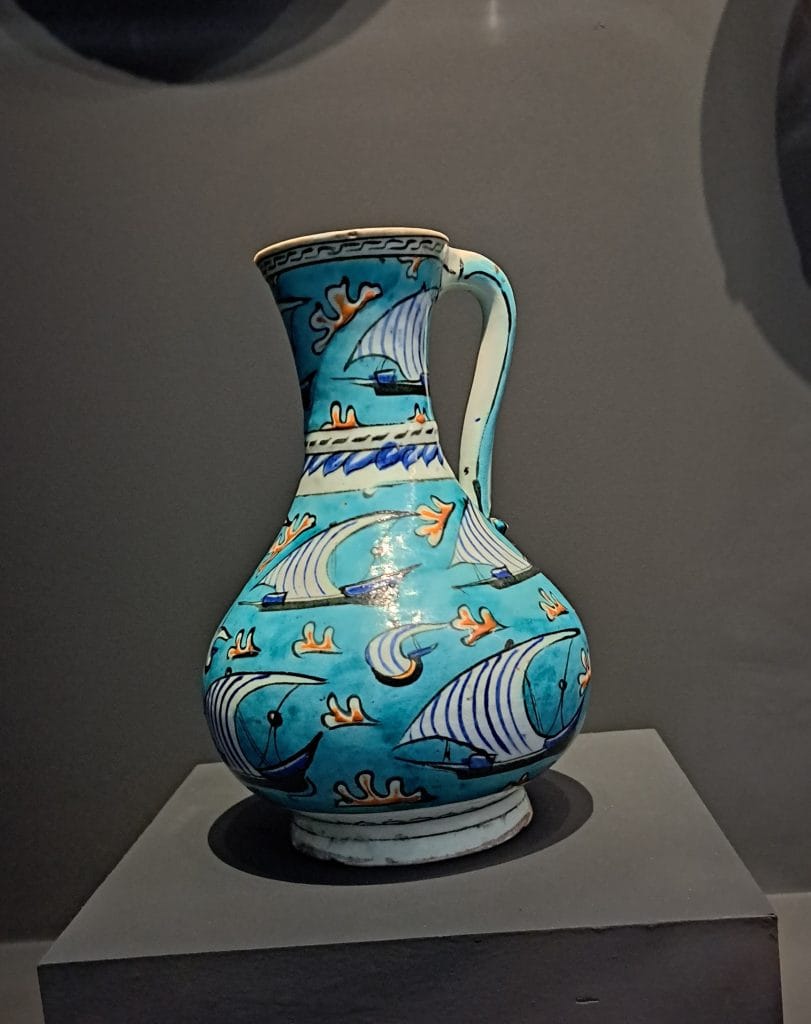 Pichet-à-décor-de-bateaux-IZNIK-1580