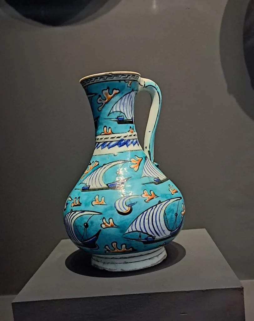 Pichet-à-décor-de-bateaux-IZNIK-1580