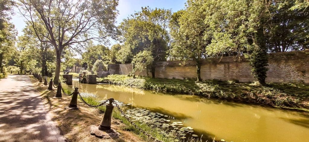 11 Bergues douves et fortifications PD