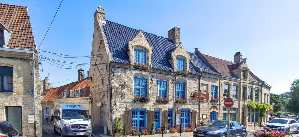 9 Bergues façade estaminet fleurie PD