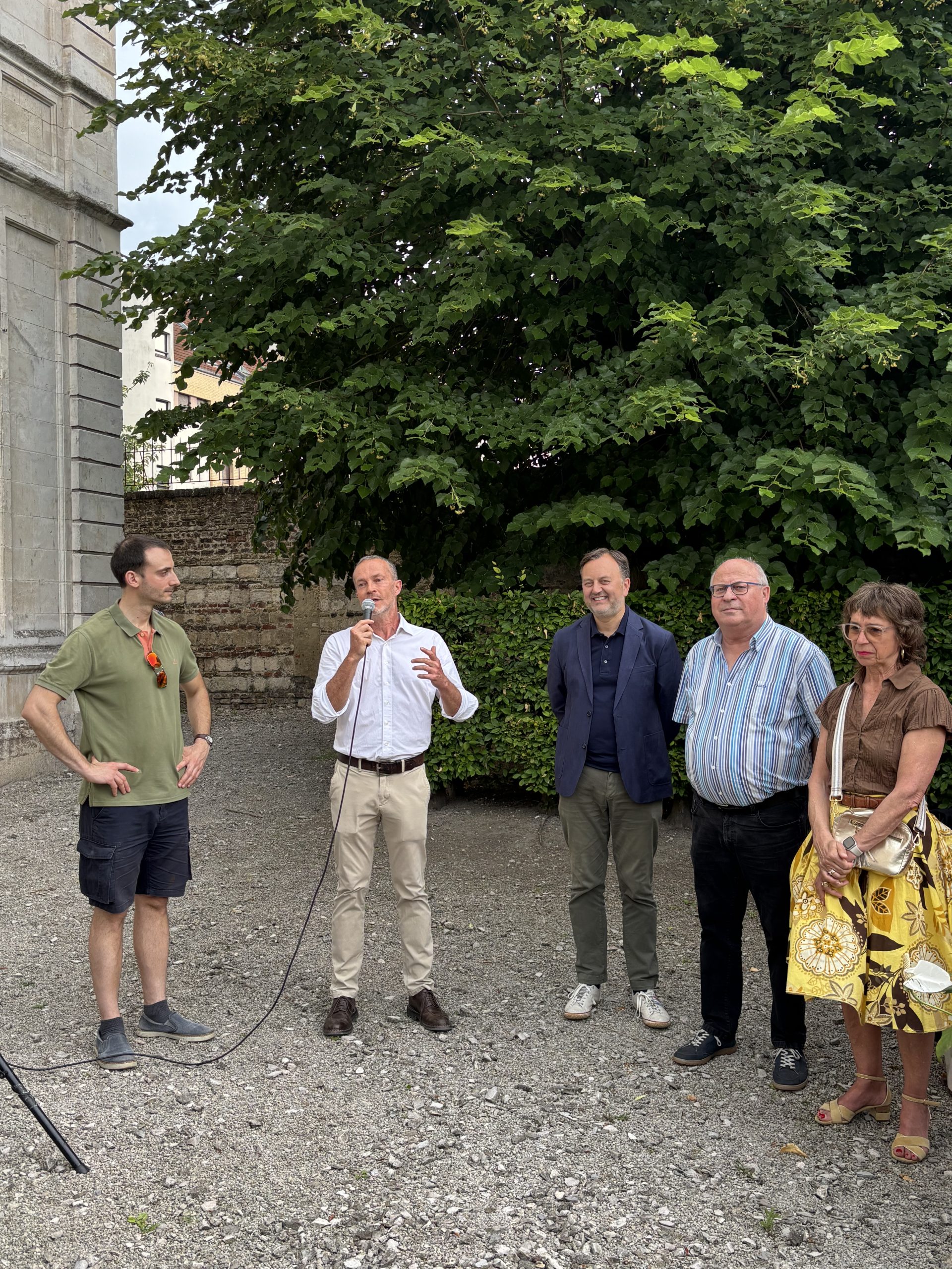 le Président Hubert Minet, le Maire François Decoster, les adjoints au maire et le Conservateur Romain Safre