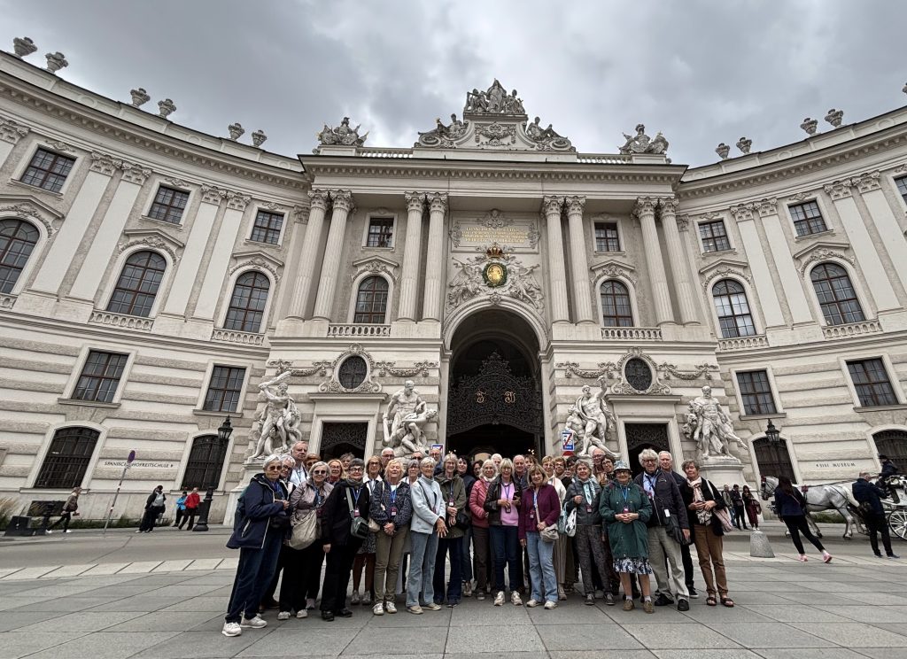Notre groupe devant le Palais de Hofburg