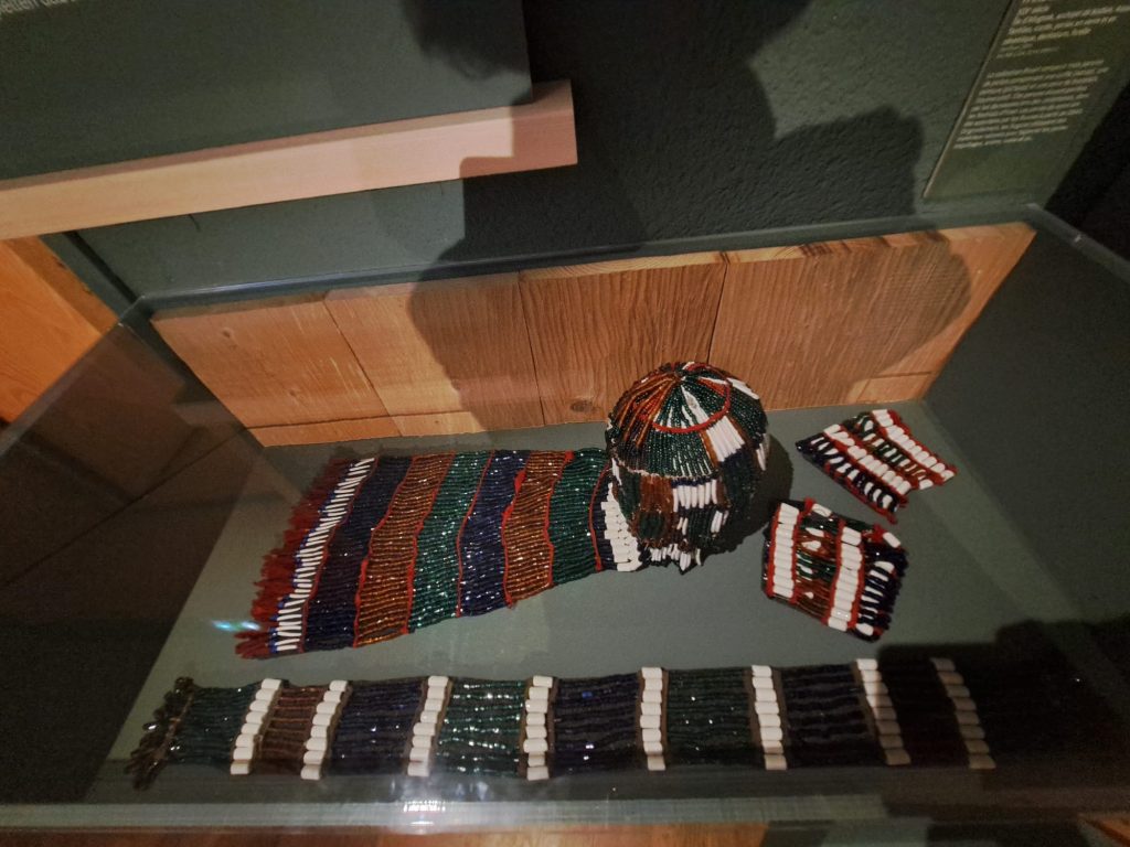 Parure cérémonielle perlée-Kodiak Alaska