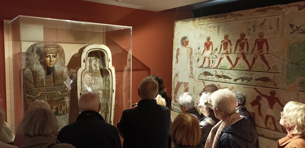 Sarcophage de Néhemsimontou et fresque murale mastaba d'Atet Saqqarah